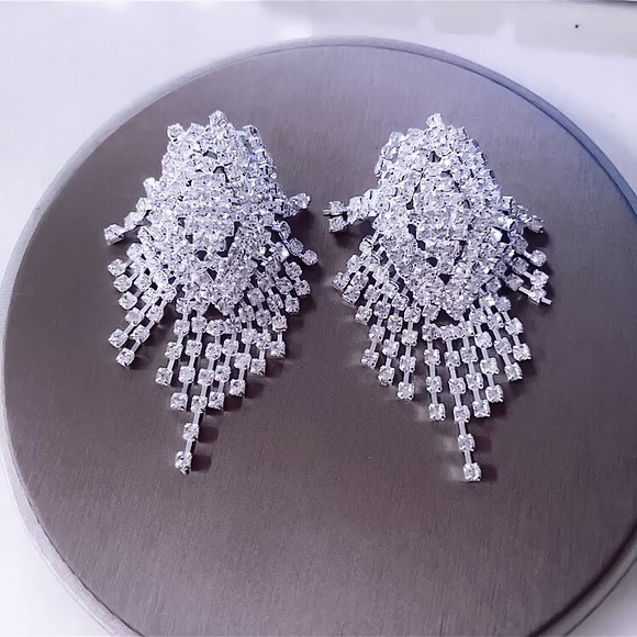 ⚜️[𝟯/$𝟯𝟴]⚜️NEW Large Floral Rhinestone Statement Earrings - Picture 3 of 8